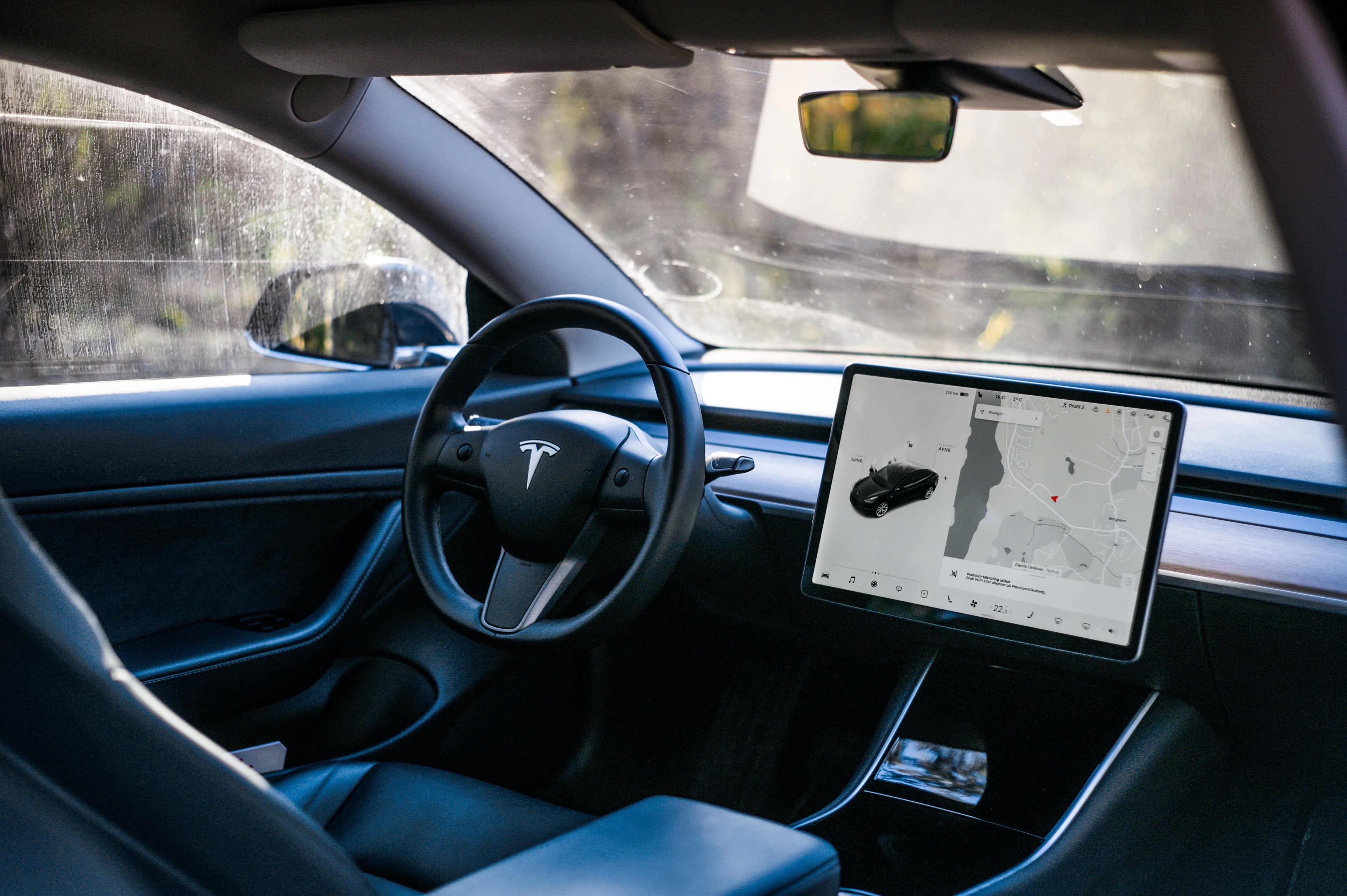 Tesla Autopilot : Révolution, Défis et Perspectives pour 2024