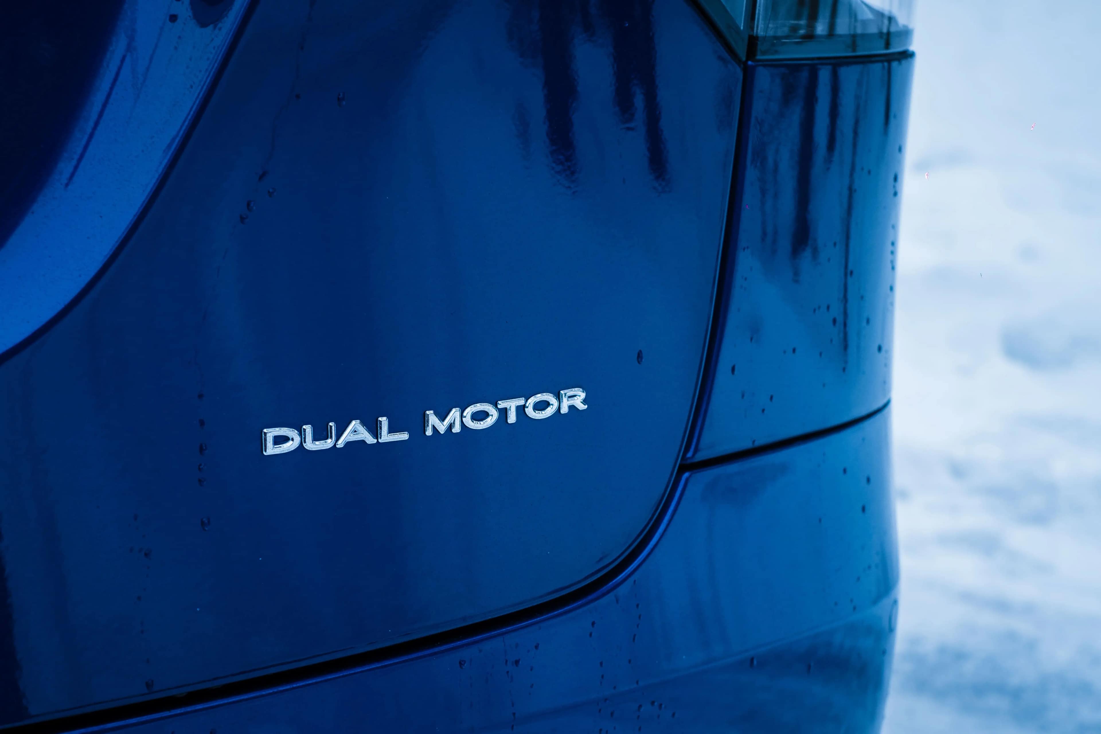 Dual Motor Tesla : L'Innovation au Service de la Mobilité Électrique